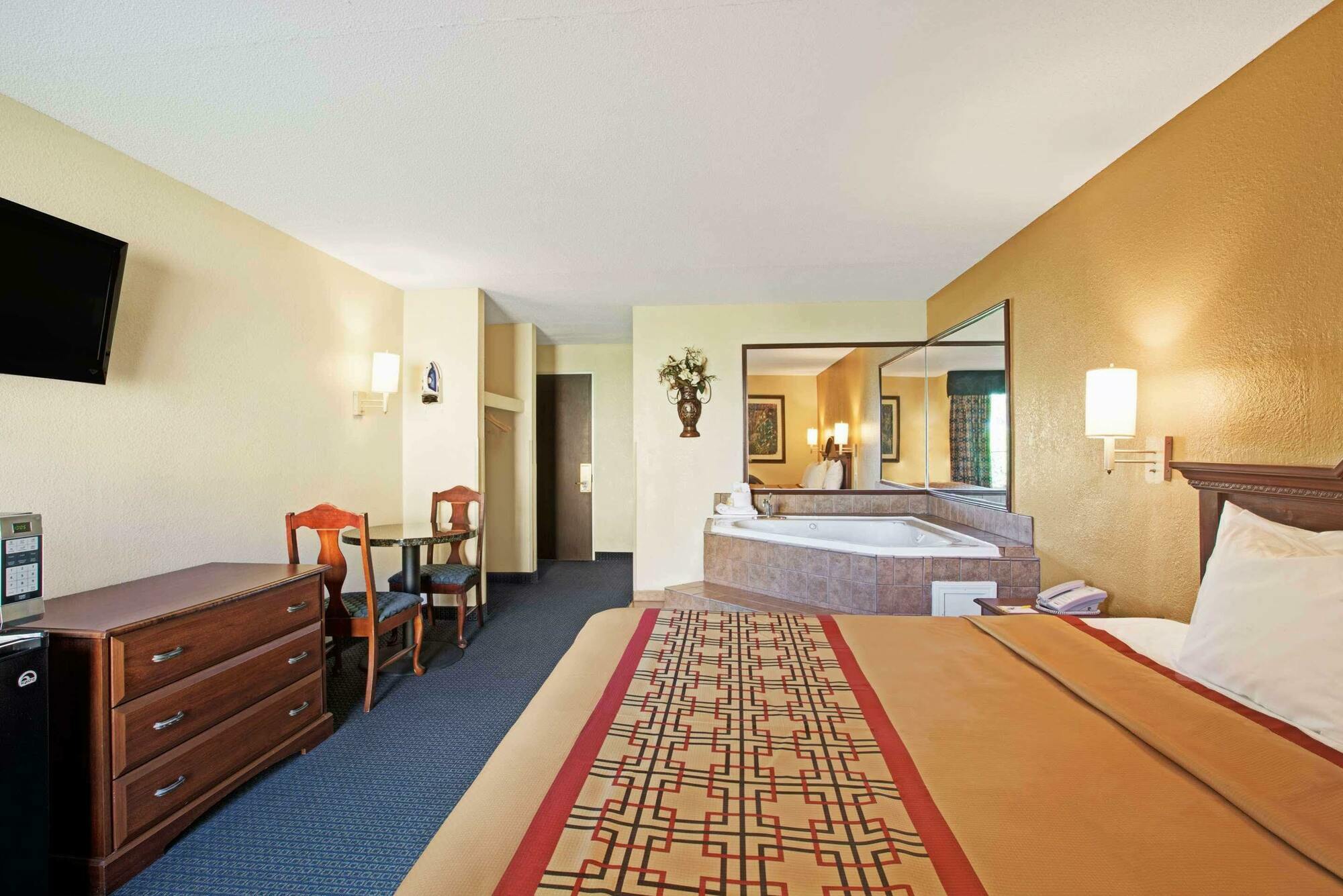 Days Inn By Wyndham Charlotte/Woodlawn Near Carowinds Exteriör bild